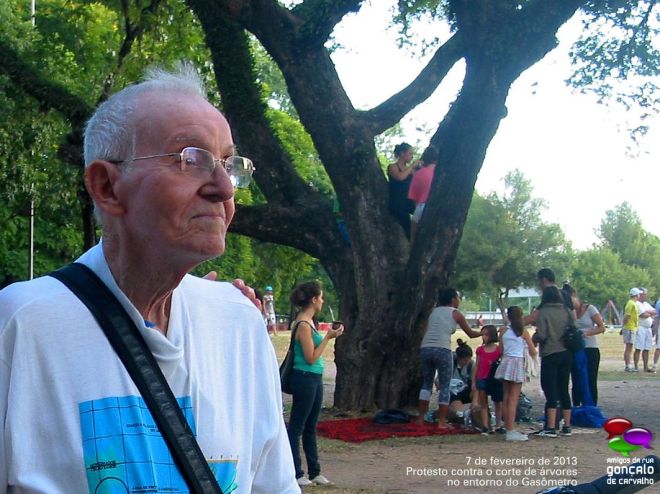 Mesmo triste, Carneiro foi protestar contra os cortes de árvores no entorno do Gasômetro em 7 de fevereiro de 2013 – Foto: Cesar Cardia